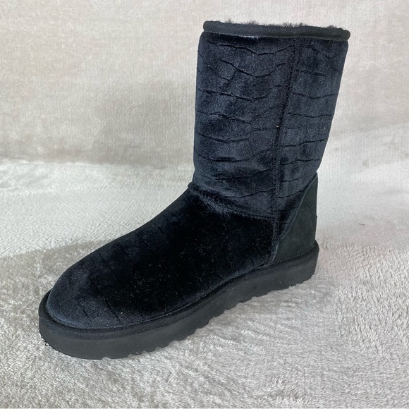 UGG Classic Short Croc Women's Boots Size 10 Black Velvet Sheepskin - Picture 4 of 10